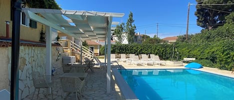 Piscine extérieure (ouverte en saison), parasols de plage