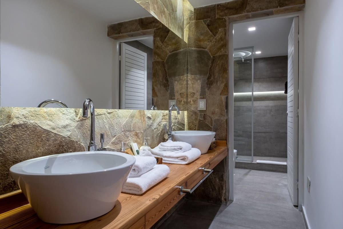 suite azur | bathroom | shower, eco-friendly toiletries, hair dryer, bathrobes