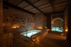 Sauna, pemandian Turki/hammam, perawatan tubuh, dan hidroterapi