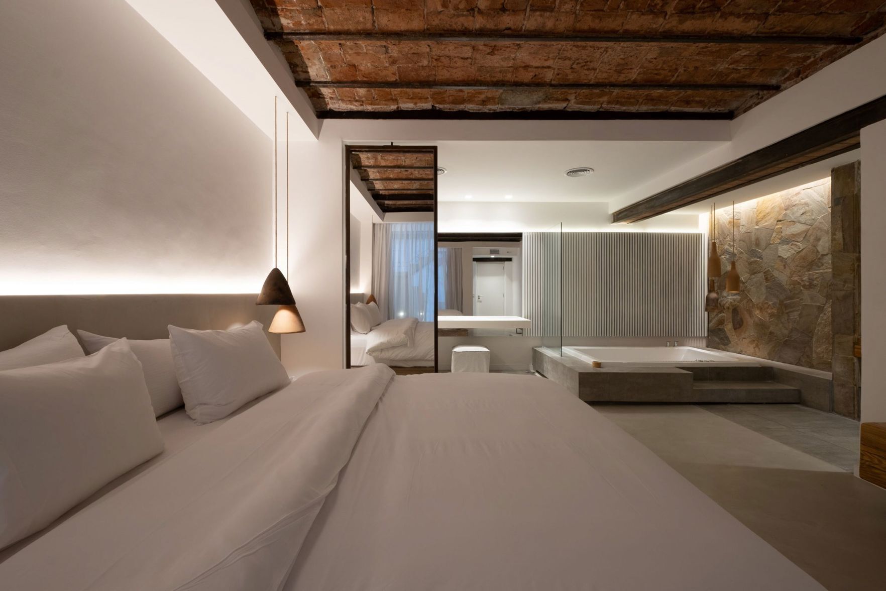 Minibar, brankas, didekorasi berbeda-beda, dan meja kerja