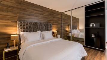 Rom – deluxe | Minibar, safe på rommet, individuelt dekorert og blendingsgardiner