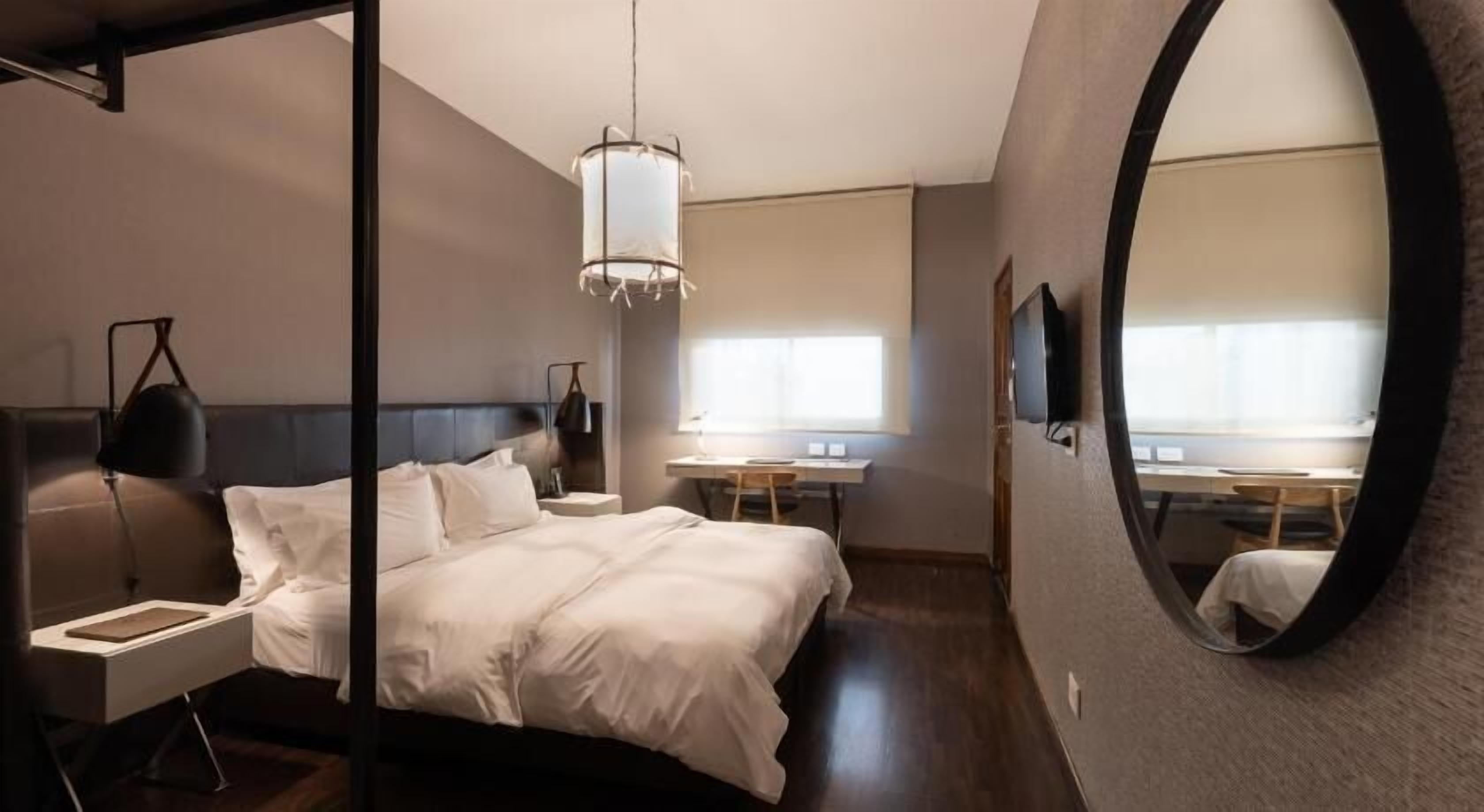 Minibar, brankas, didekorasi berbeda-beda, dan meja kerja