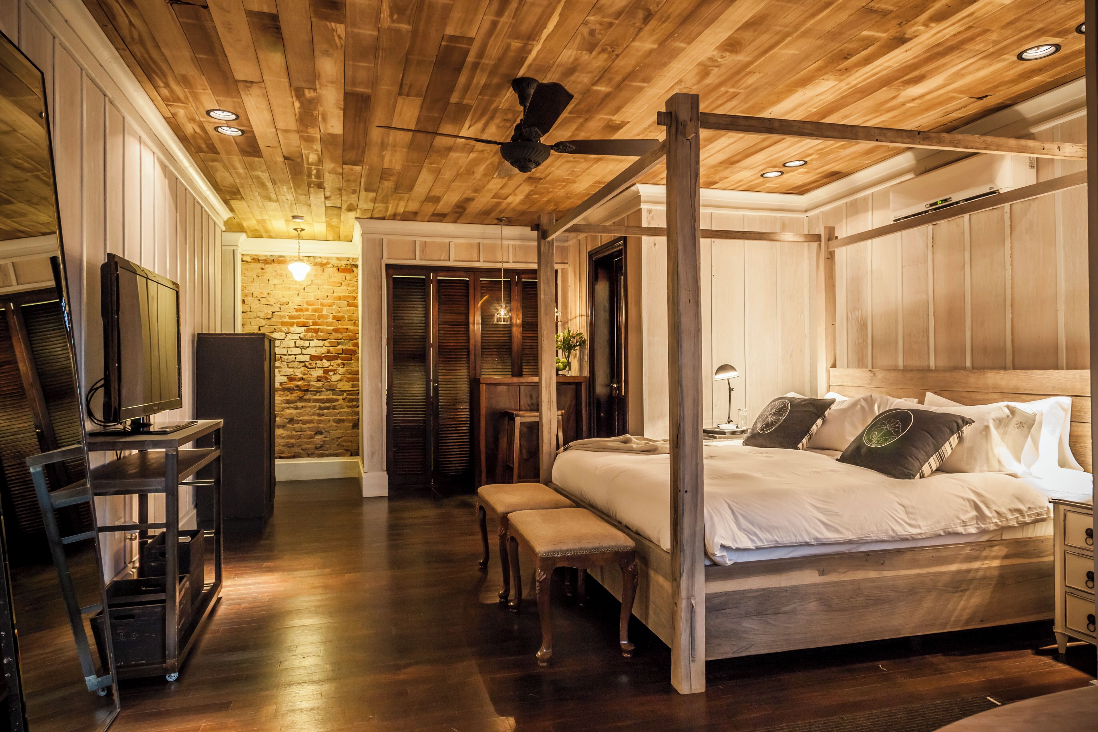 1 bedroom, Egyptian cotton sheets, premium bedding, down comforters