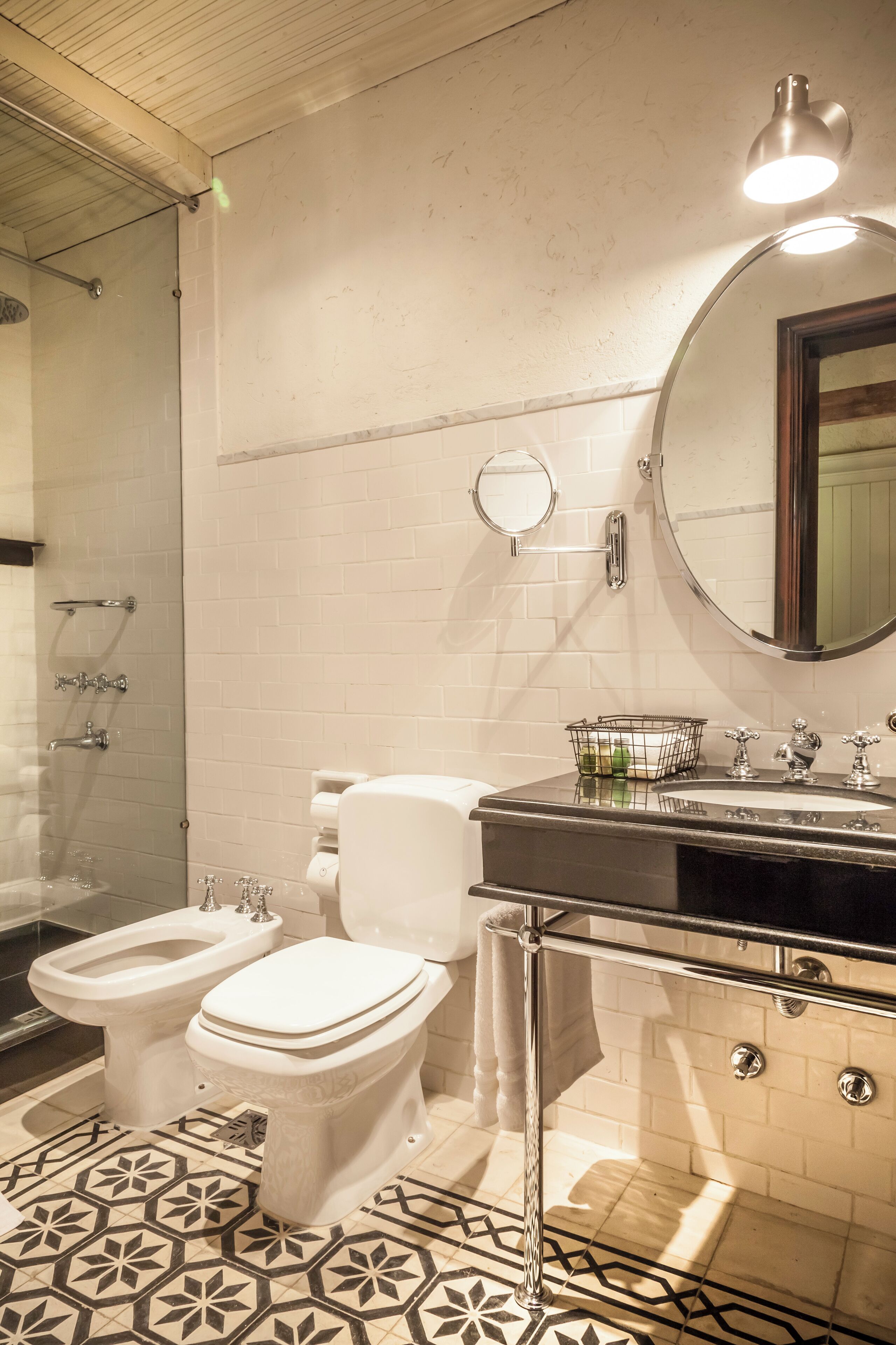 Combined shower/tub, rainfall showerhead, free toiletries, hair dryer