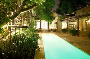 Hồ bơi ngoài trời