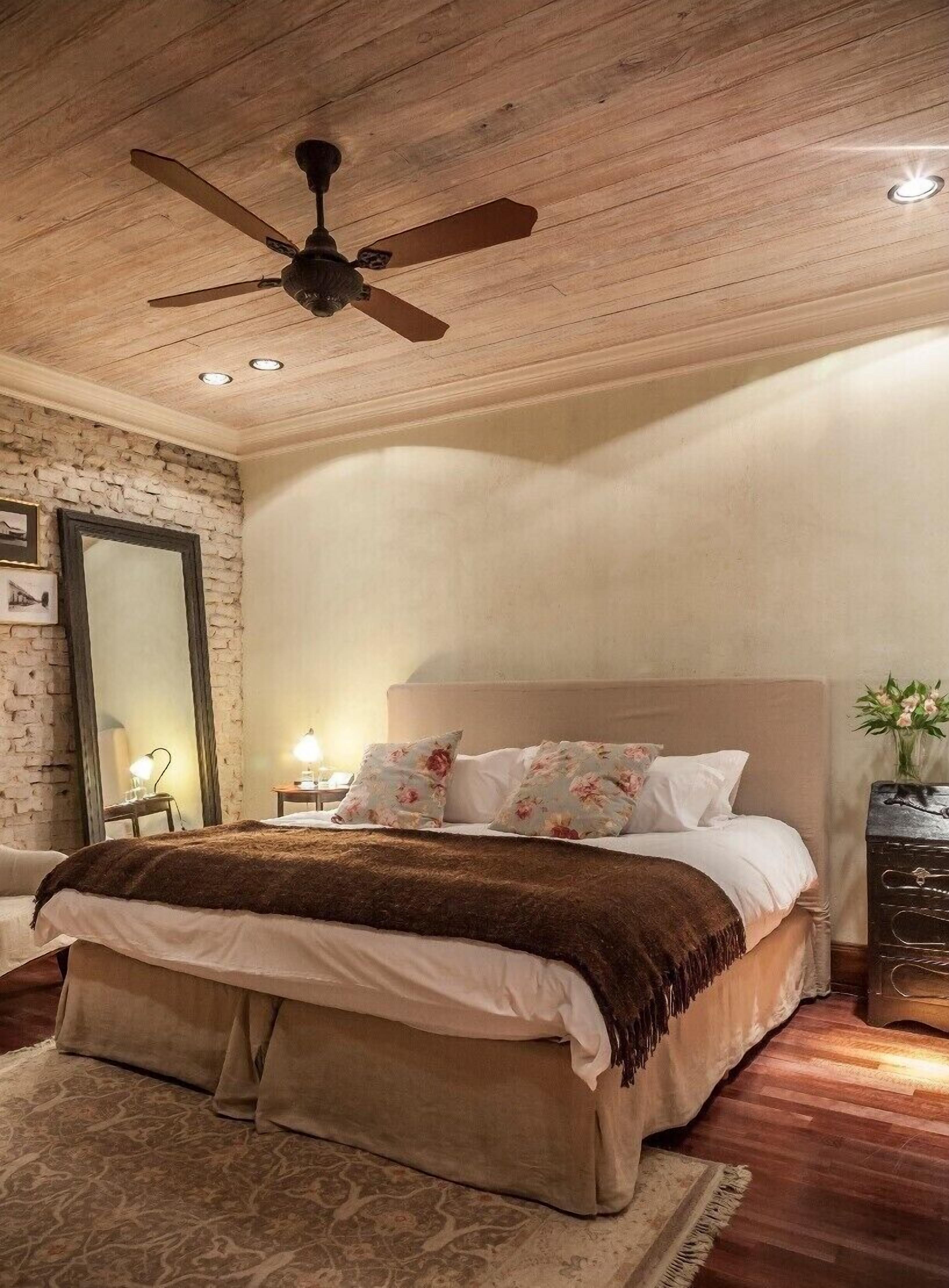 1 bedroom, Egyptian cotton sheets, premium bedding, down comforters