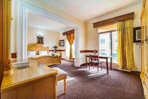 加厚床垫、熨斗/熨板、折叠床/加床（额外收费）、免费 WiFi