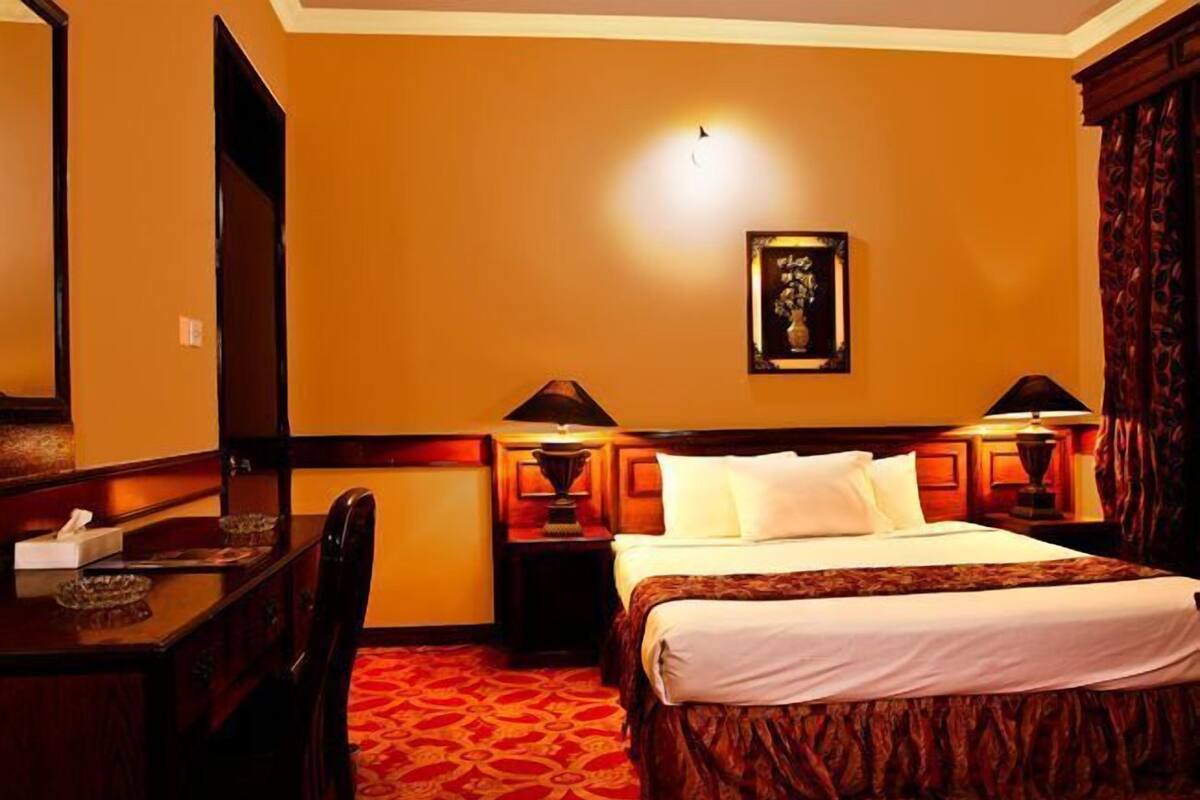 Executive Suite | Pillowtop beds, iron/ironing board (on request)
