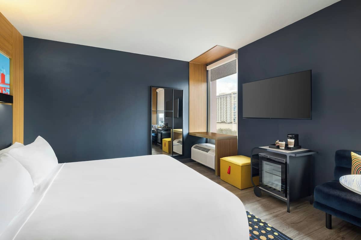 aloft, Chambre, 1 trÚs grand lit | Literie de qualité, couette en duvet, coffre-fort, bureau