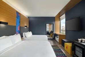 aloft, Quarto, 2 camas Queen | Roupas de cama premium, edredons de pluma, cofres nos quartos