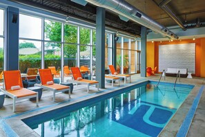Indoor pool, pool loungers - Aloft Houston by the Galleria (Houston)