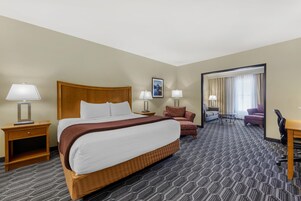 Suite, 1 cama de matrimonio grande, no fumadores (Separate Living Room;with Sofabed) | Ropa de cama de alta calidad y colchones con acolchado adicional