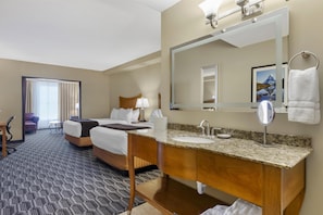 Suite, 2 letti queen, non fumatori (Separate Living Room;with Sofabed) | Biancheria da letto di alta qualità, materassi a doppio strato