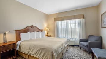 Suite, 1 très grand lit et 1 canapé-lit, non-fumeur (with Sofabed) | Coffre-fort, bureau, fer et planche à repasser, accès au Wi-Fi (inclus)