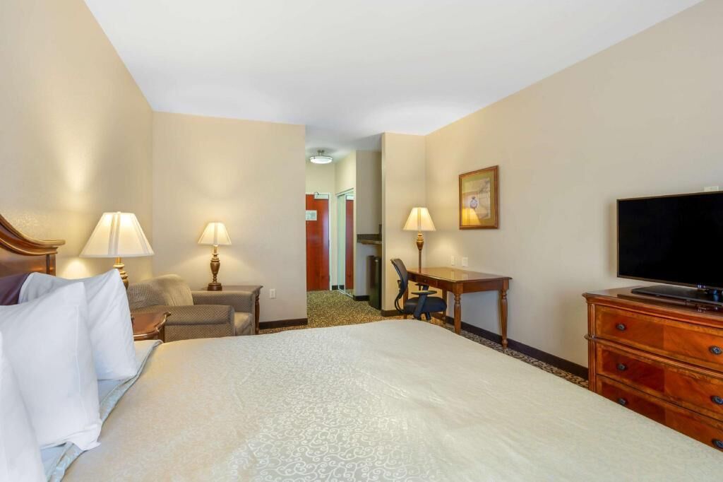 In-room safe, desk, iron/ironing board, free WiFi