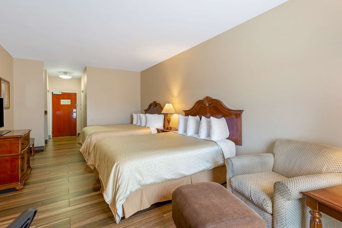 Standaard kamer, 2 queensize bedden, niet-roken, koelkast & magnetron (Pet Friendly) | Een kluis op de kamer, een bureau, een strijkplank/strijkijzer