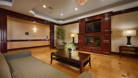 Lobby. Best Western Plus Manvel Inn & Suites