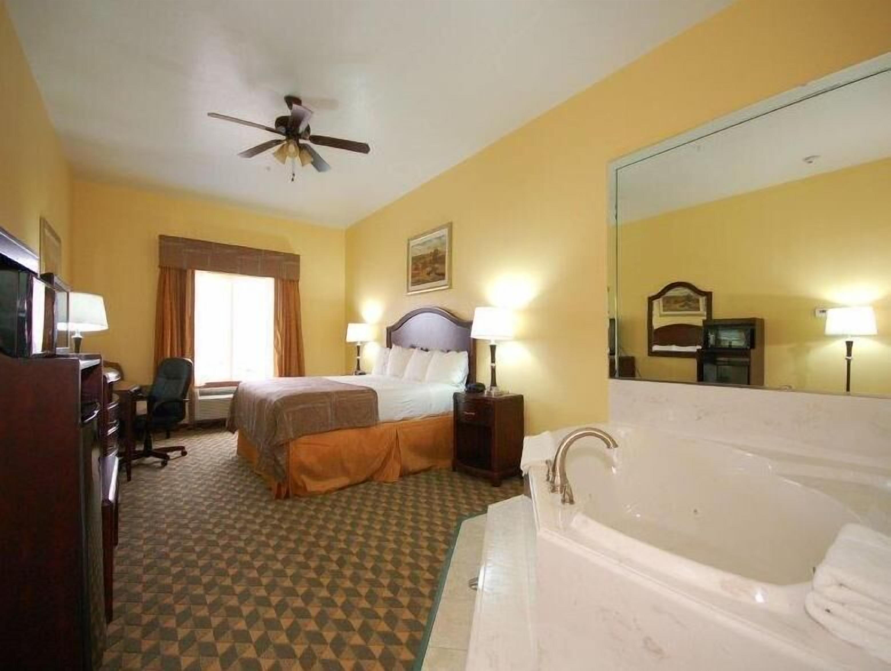 خزنة داخل الغرفة ومكتب ومساحة عمل للكمبيوتر المحمول وواي فاي مجانًا