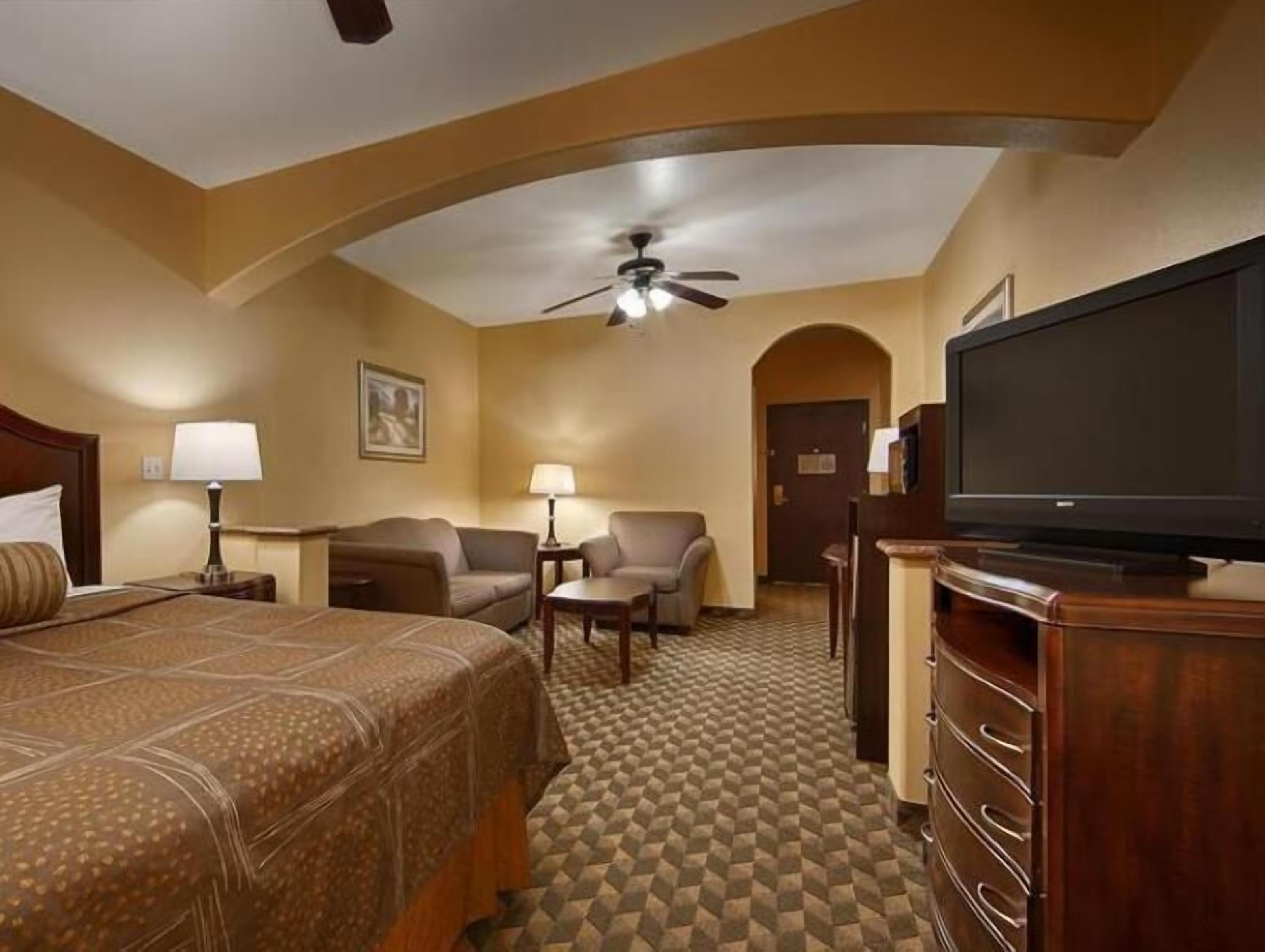 خزنة داخل الغرفة ومكتب ومساحة عمل للكمبيوتر المحمول وواي فاي مجانًا