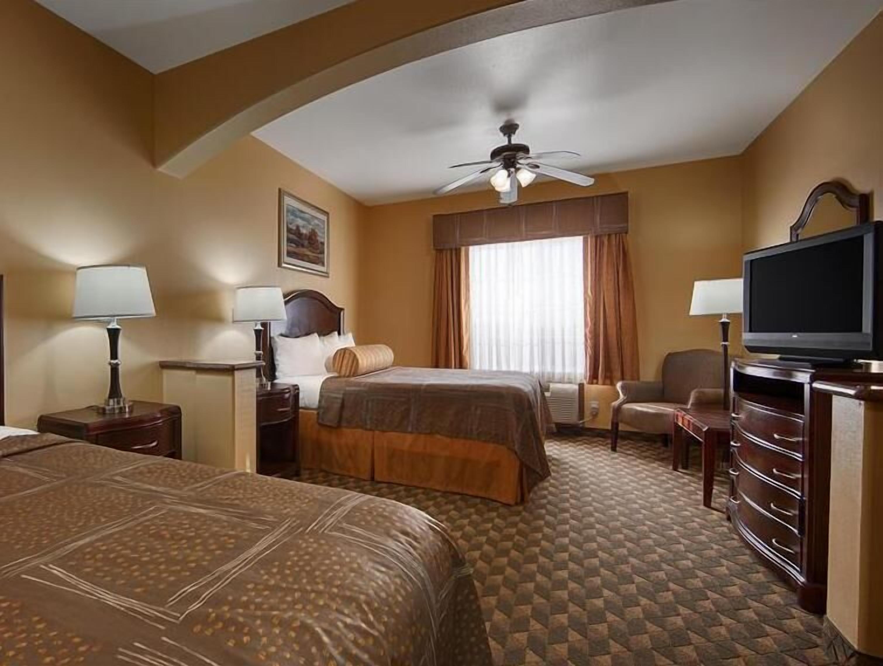 خزنة داخل الغرفة ومكتب ومساحة عمل للكمبيوتر المحمول وواي فاي مجانًا