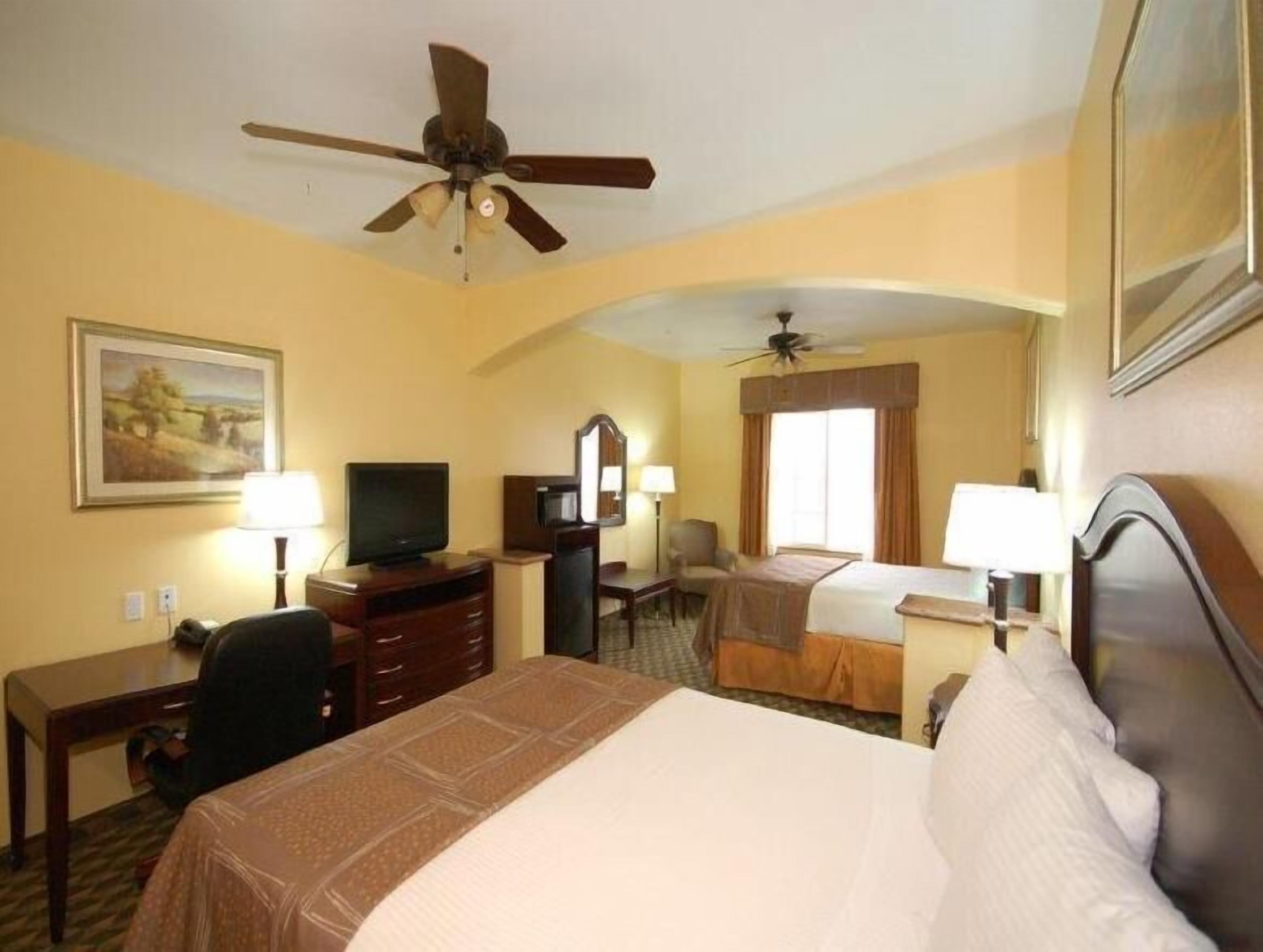 خزنة داخل الغرفة ومكتب ومساحة عمل للكمبيوتر المحمول وواي فاي مجانًا