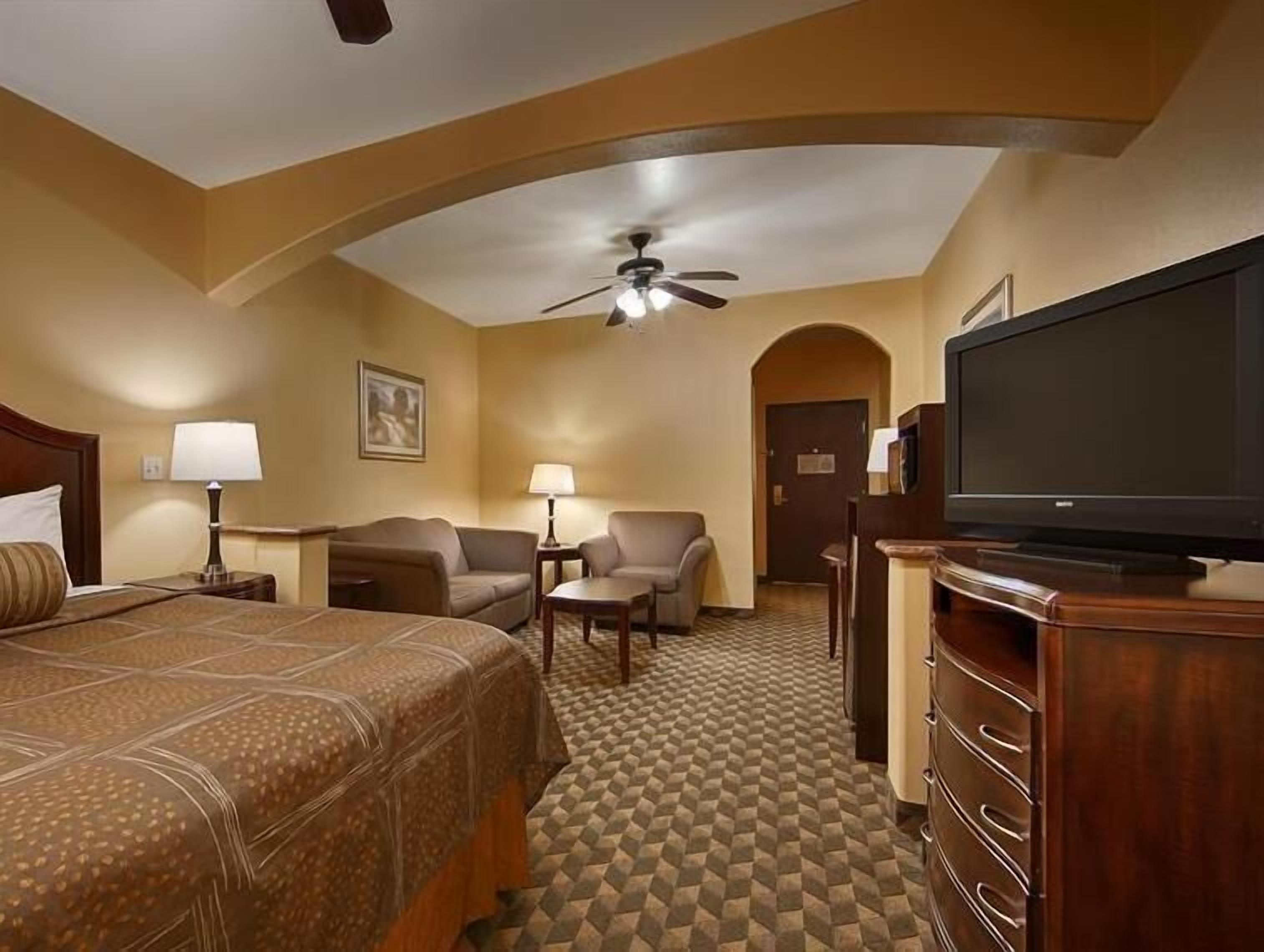 خزنة داخل الغرفة ومكتب ومساحة عمل للكمبيوتر المحمول وواي فاي مجانًا