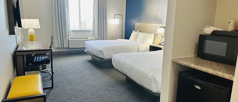 Chambre, 2 grands lits, accessible aux personnes à mobilité réduite, non-fumeur | Bureau, espace de travail pour ordinateurs portables