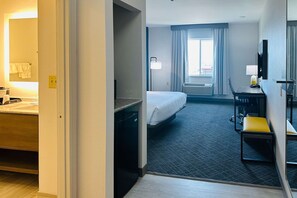 Standard Room, 1 King Bed, Non Smoking | Desk, laptop workspace, iron/ironing board, free WiFi