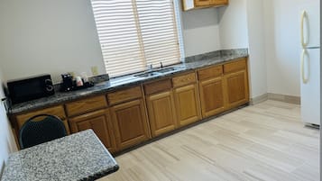 Executive Studio Suite | Private kitchen | Fridge, microwave, coffee/tea maker