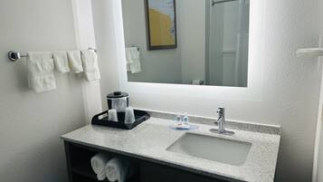 Standard Room, 1 King Bed, Non Smoking | Bathroom | Free toiletries, hair dryer, towels
