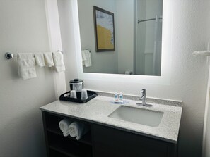 Habitación estándar, 1 cama King size, para no fumadores | Baño | Amenidades de baño gratuitas, secadora de cabello, toallas 