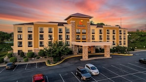 A hotel with a central entrance, multiple floors, and a parking lot. - Comfort Suites Hummelstown - Hershey (Hummelstown)