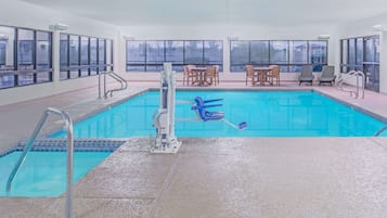 Inomhuspool med öppettider 10.00 till 23.00, och solstolar