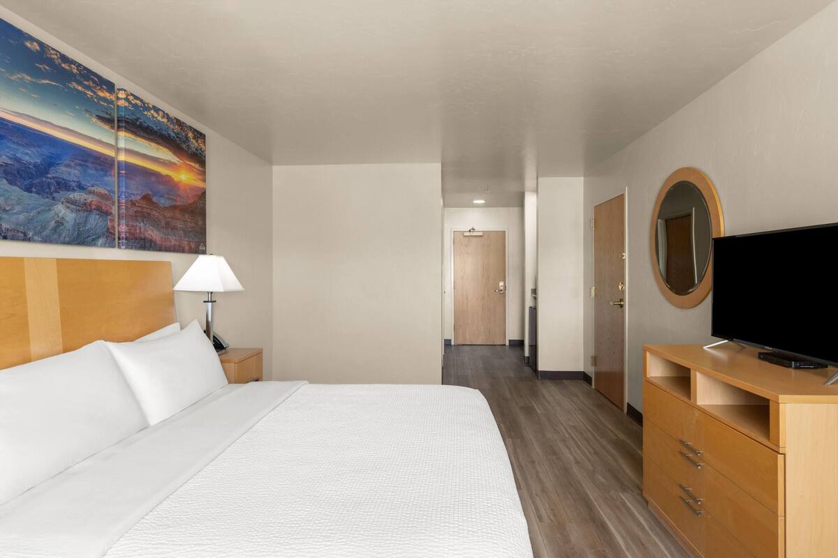 Standard Room, 1 King Bed, Accessible | Blackout drapes, iron/ironing board, cribs (free)