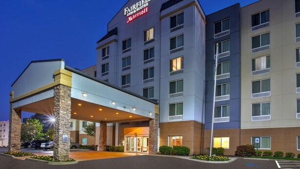 A Fairfield Inn & Suites Marriott hotel with a covered entrance, multiple floors, and a parking lot. - Fairfield Inn & Suites by Marriott Lexington North (Lexington)