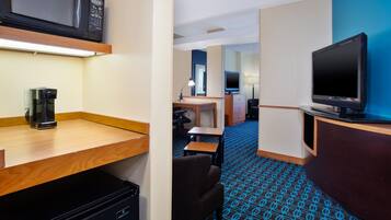 Suite, 1 très grand lit et 1 canapé-lit | Bureau, espace de travail pour ordinateur portable