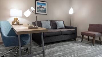 Suite – junior, 1 kingsize-seng, tilgjengelighetstilpasset | Dundyner, skrivebord, blendingsgardiner og strykejern/-brett