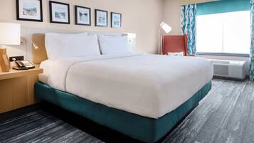 Dundyner, skrivebord, blendingsgardiner og strykejern/-brett