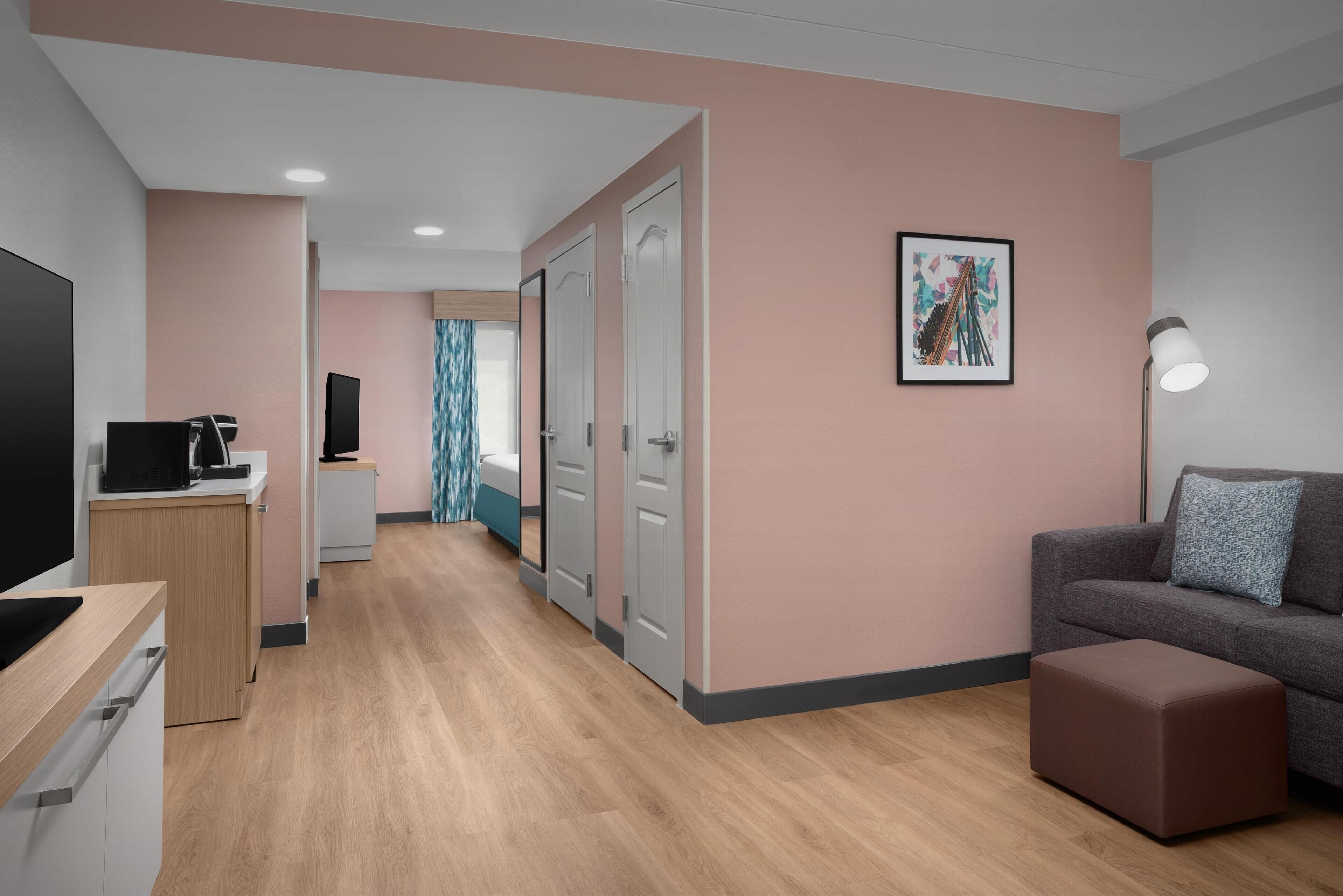 suite, 1 king bed, accessible (roll-in shower) | living area | -46-inch lcd tv with cable channels, tv