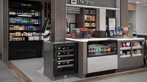 Ein Geschäft namens „The Shop“ mit gekühlten Getränken, Kaffee, Tee und Snacks.