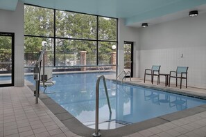 Una piscina techada, una piscina al aire libre de temporada