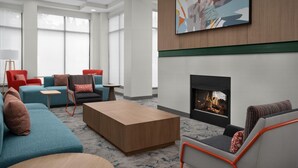 Ein stilvoller Loungebereich mit Sofas, einem Couchtisch und einem Kamin.