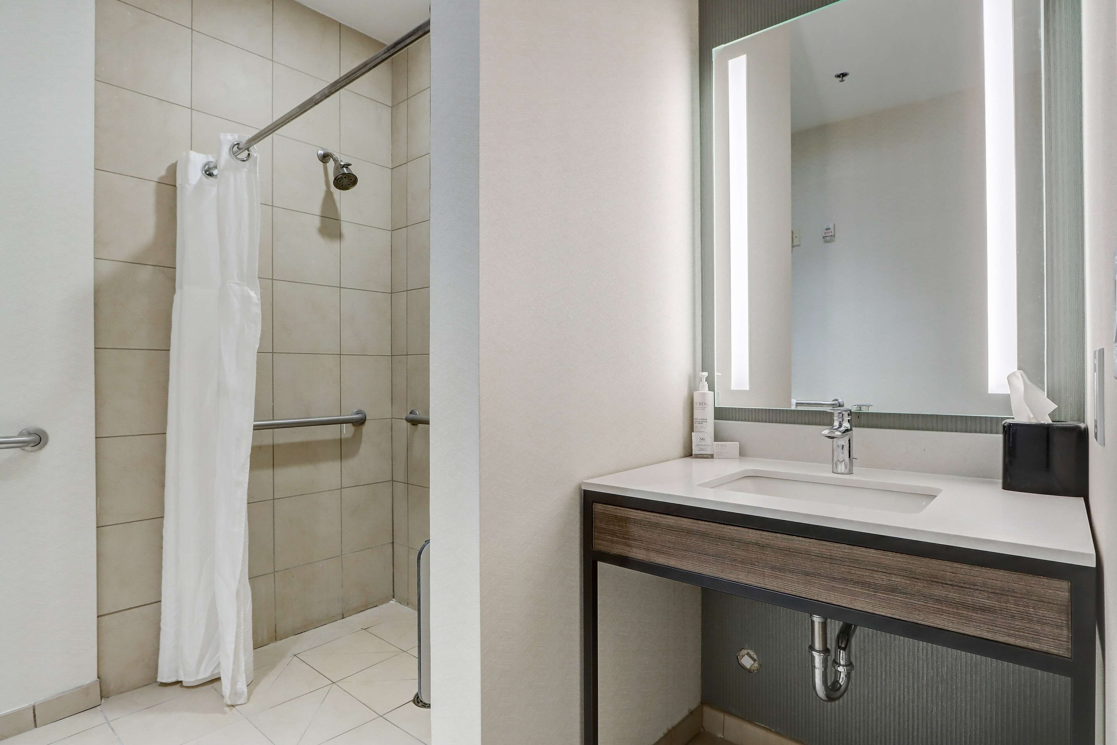 Habitación, 1 cama King size, con acceso para personas discapacitadas (Roll In Shower) | Regadera en el baño