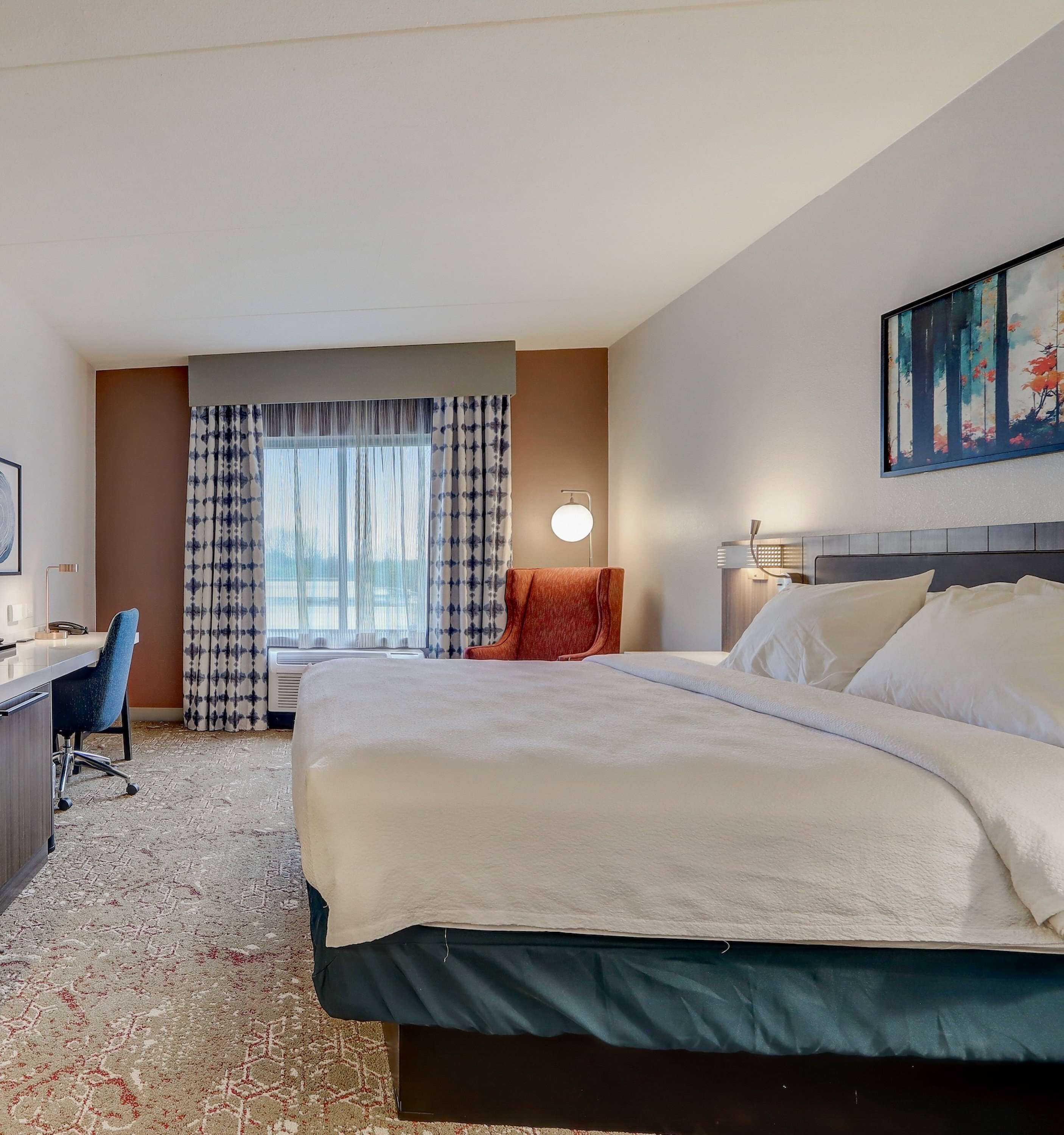 Escritorio, cortinas blackout y tabla de planchar con plancha 