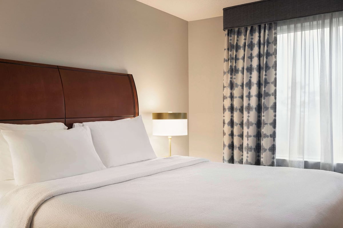 1 bedroom, premium bedding, down comforters, desk