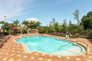 Outdoor pool, pool umbrellas, sun loungers - Hilton Garden Inn Fort Myers Airport/FGCU (Fort Myers)
