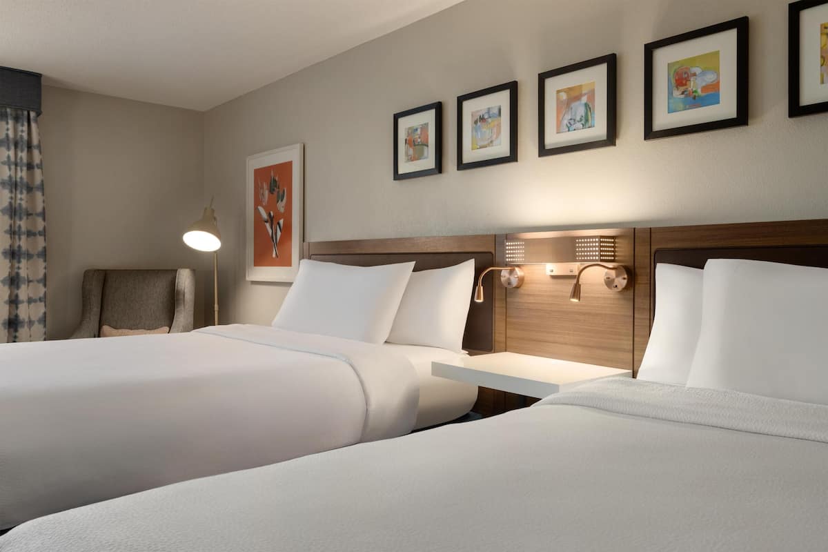 Luxe beddengoed, donsdekens, een bureau, een laptopwerkplek