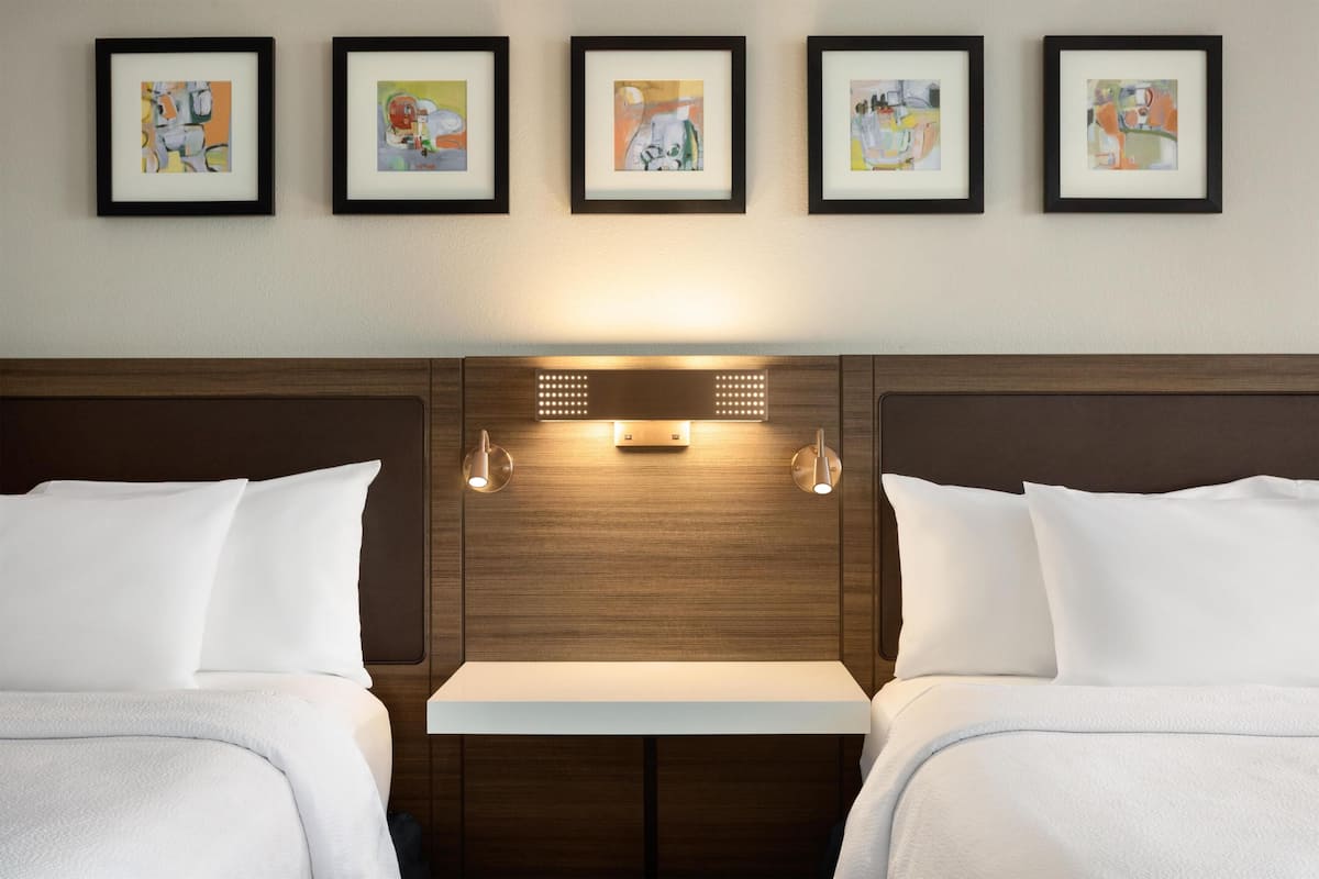 Luxe beddengoed, donsdekens, een bureau, een laptopwerkplek