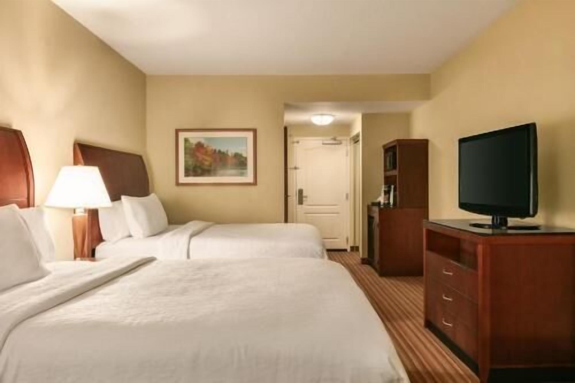 Luxe beddengoed, donsdekens, een bureau, een laptopwerkplek