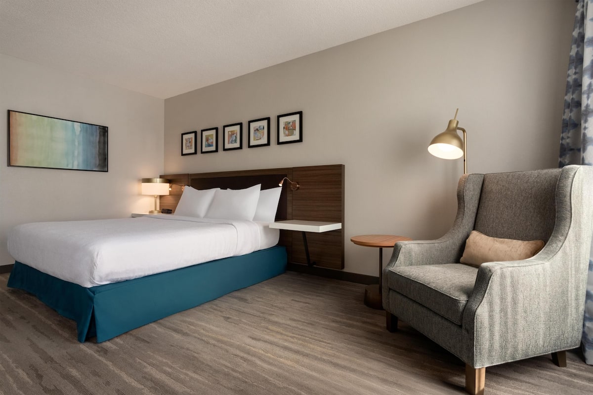Luxe beddengoed, donsdekens, een bureau, een laptopwerkplek